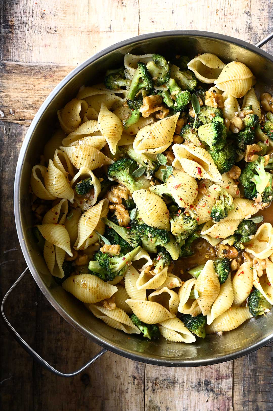 serving dumplings | Pasta met beurre noisette, broccoli en walnoten