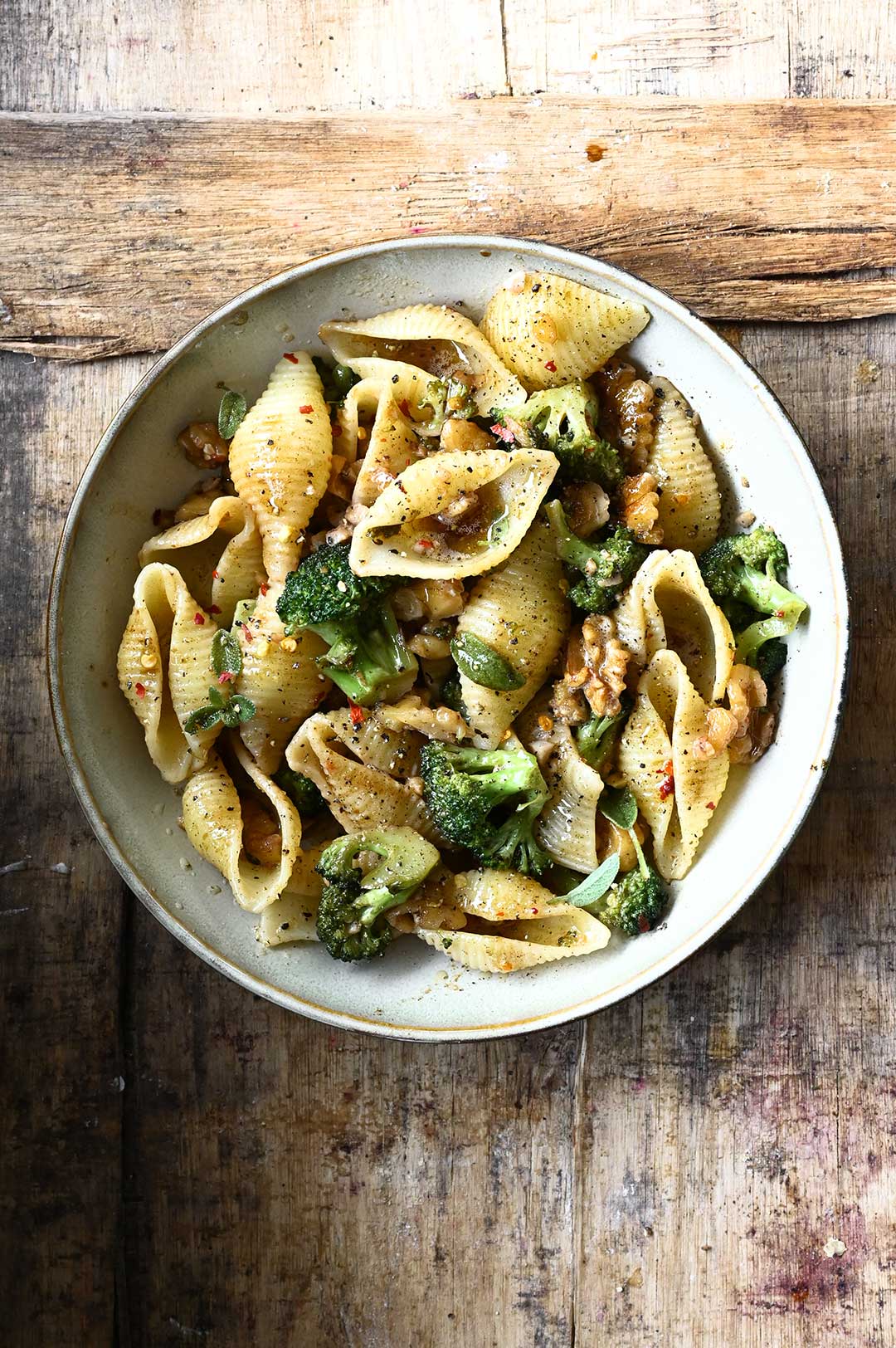 Pasta met beurre noisette, broccoli en walnoten