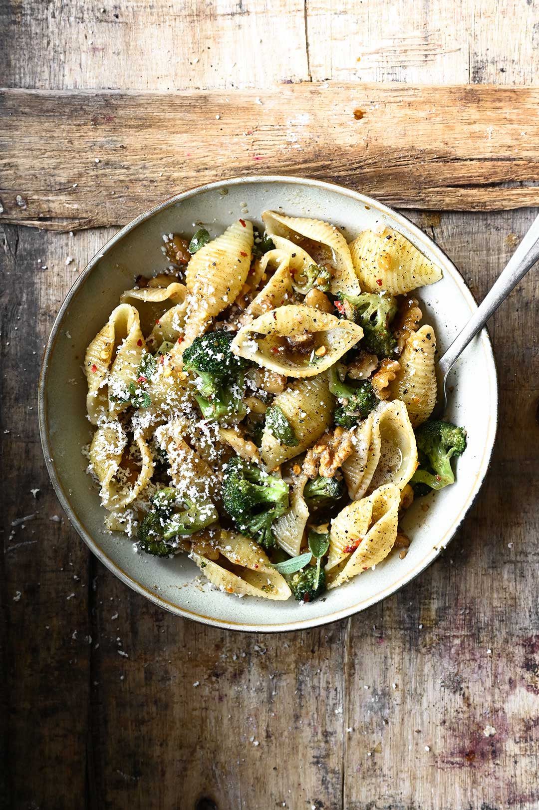 serving dumplings | Pasta met beurre noisette, broccoli en walnoten