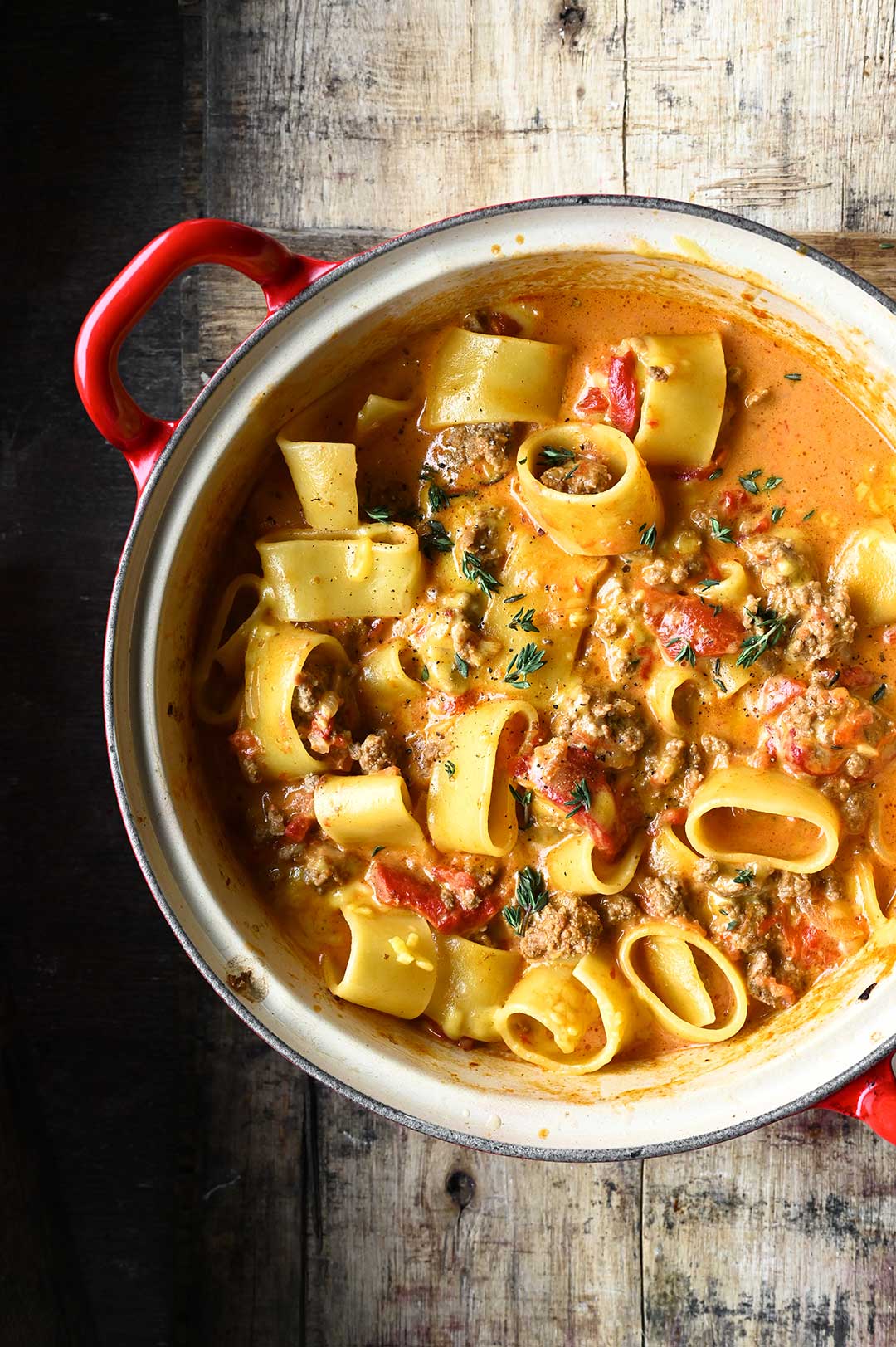 Pasta met romige bolognese en geroosterde paprika