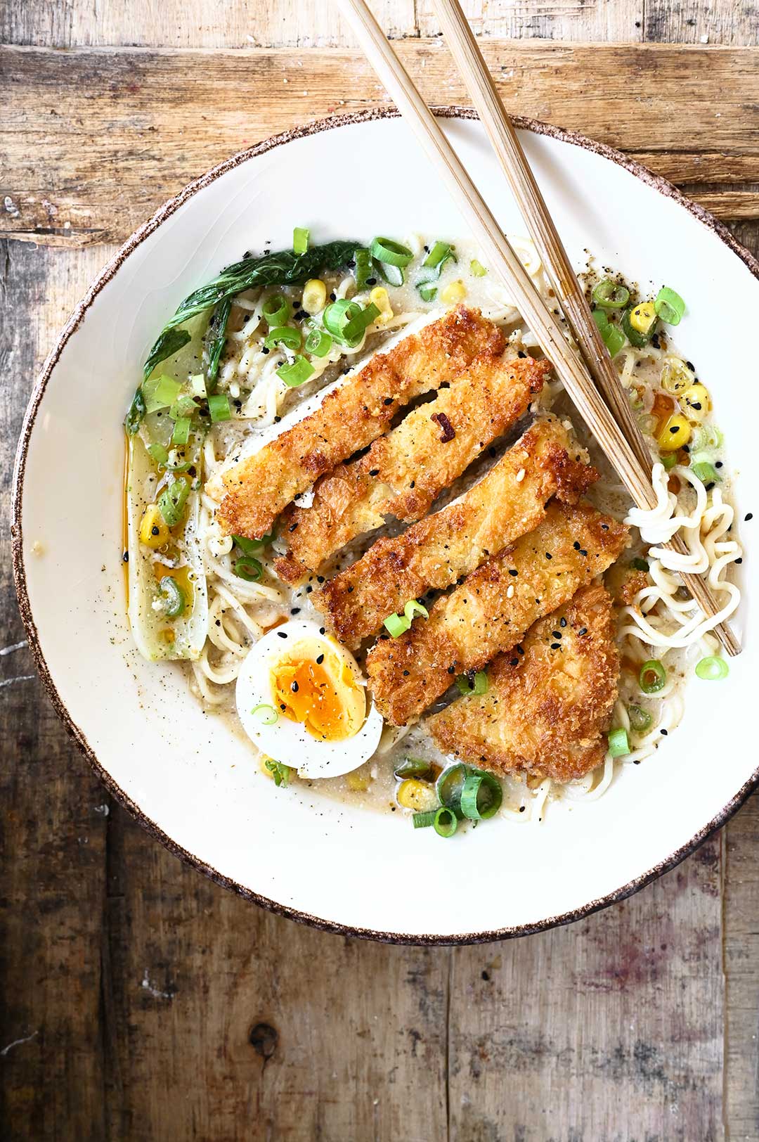 Kip Katsu met miso noedels