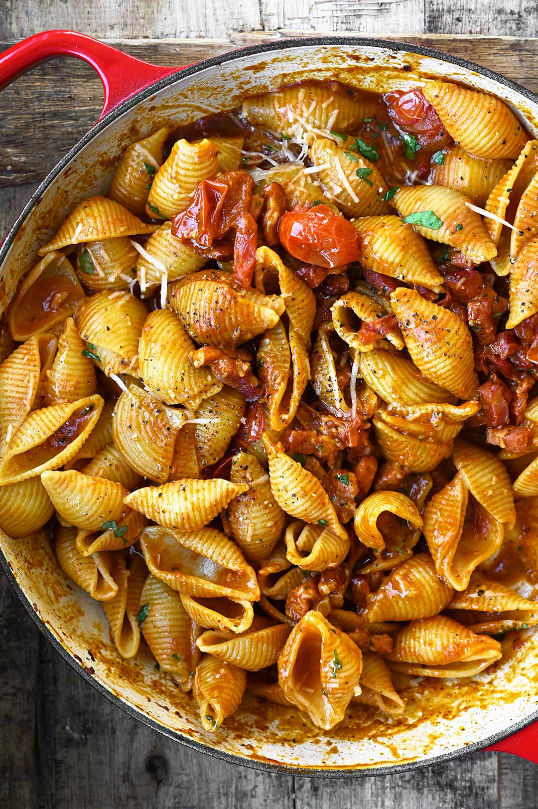 Pasta met gerookt spek in tomatensaus