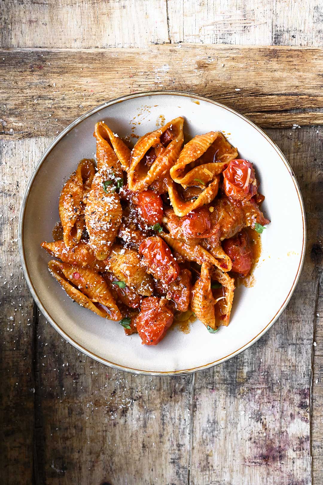 Pasta met gerookt spek in tomatensaus