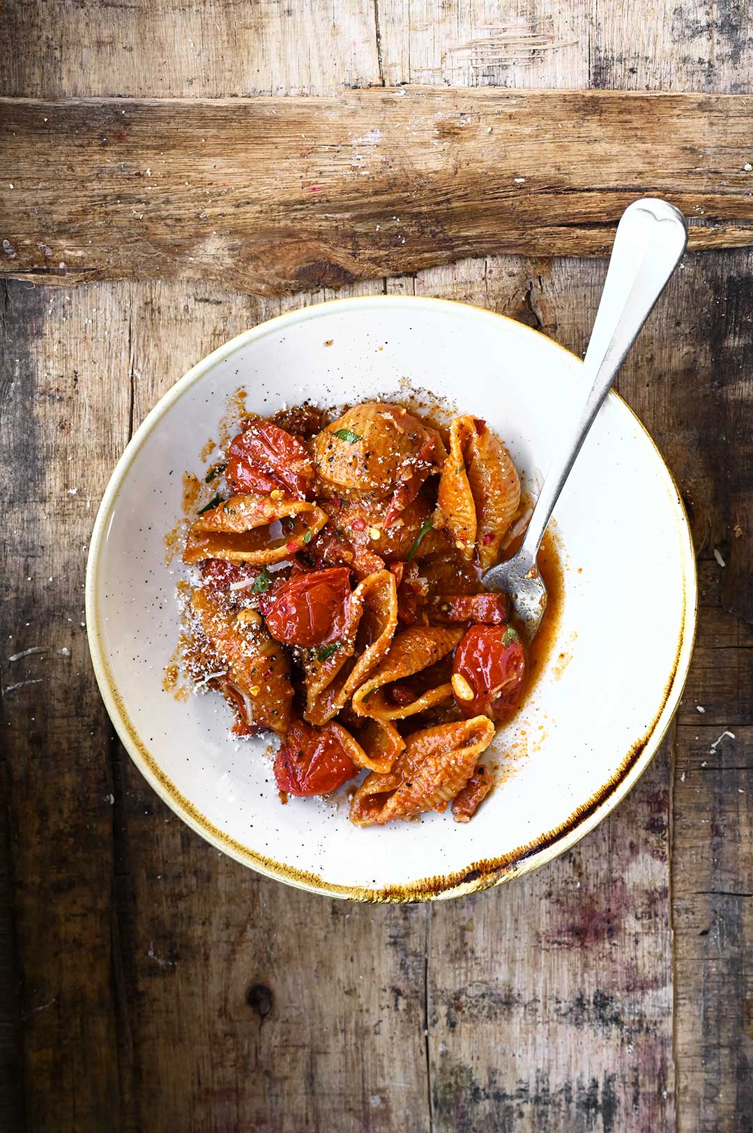 Pasta met gerookt spek in tomatensaus