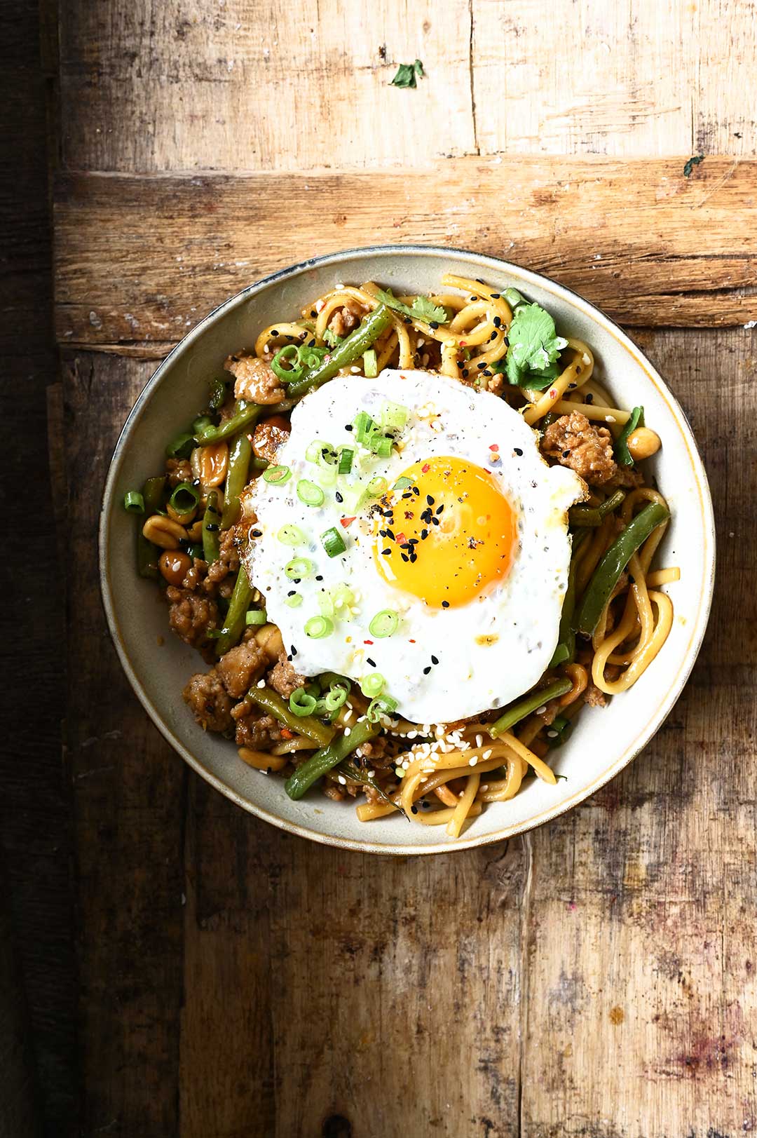 serving dumplings | Makaron z wieprzowiną, fasolką i sosem sojowym