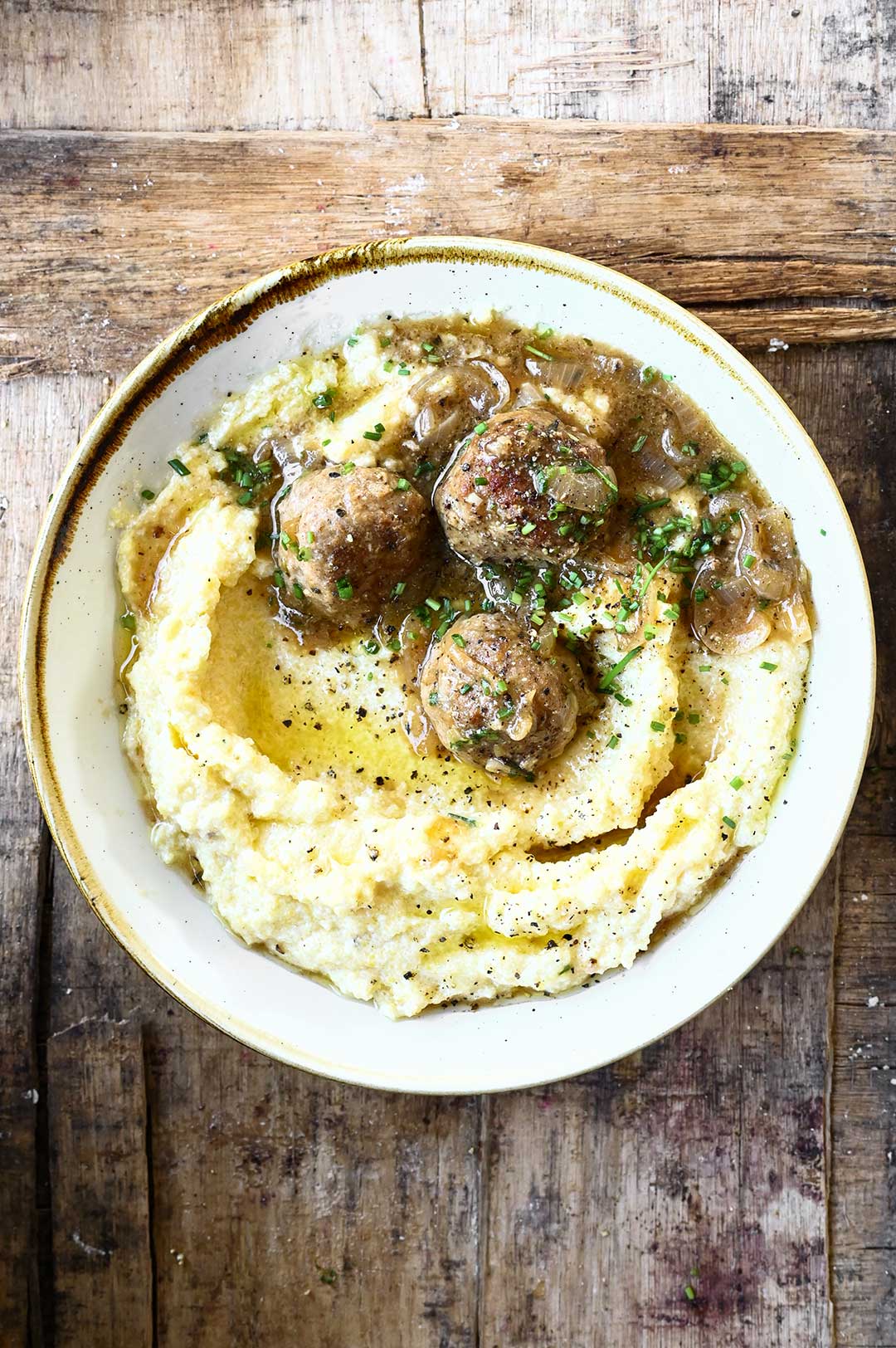 Polenta met ricotta en gehaktballen in biersaus