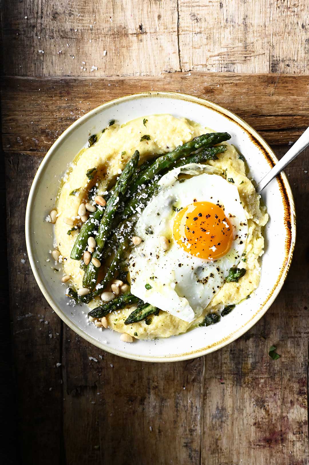 serving dumplings | Polenta z parmezanem i szparagami
