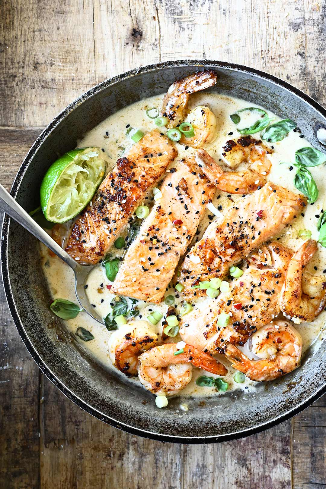 Zalm en scampi in een kokossausje met miso