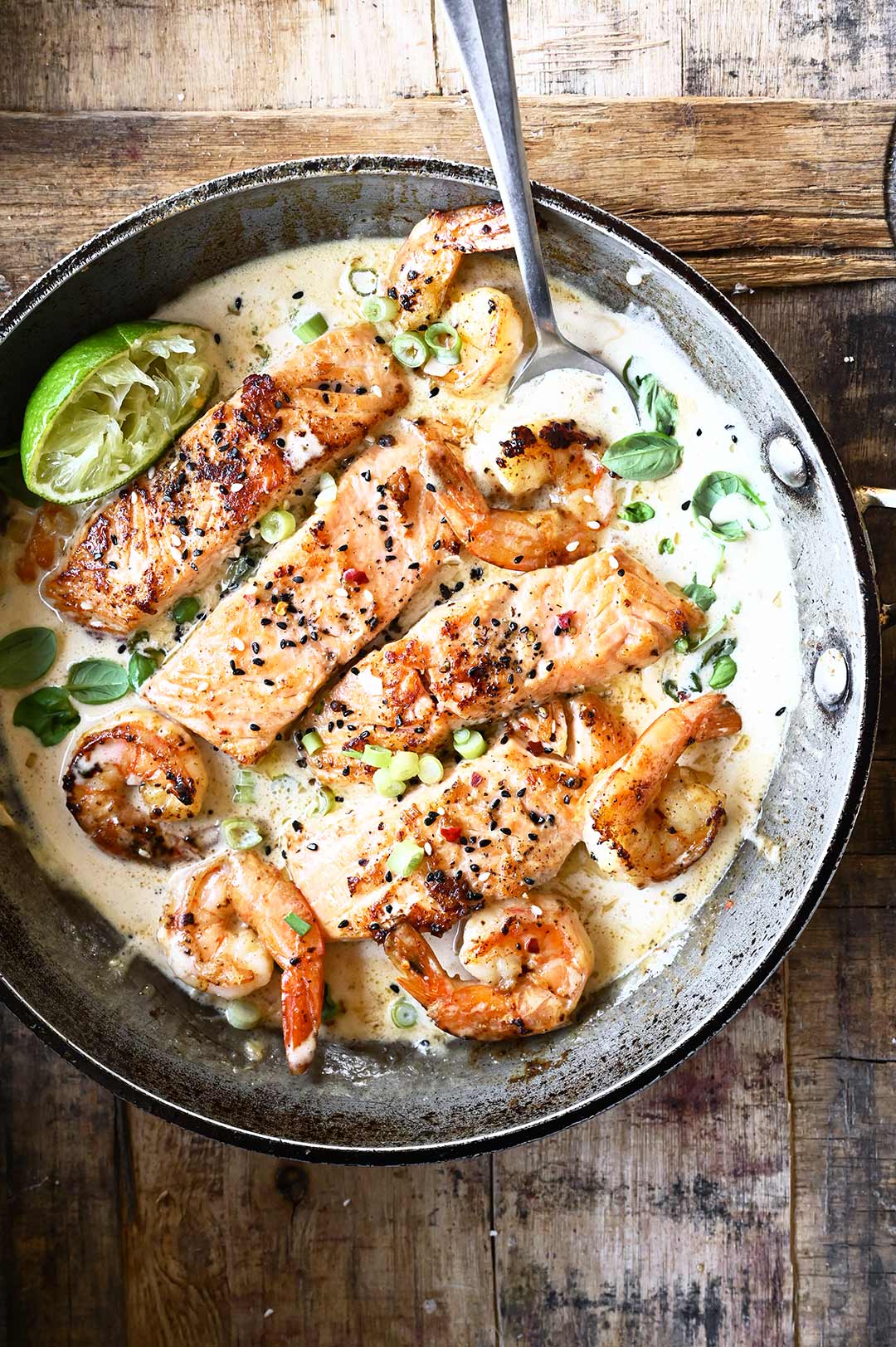 Zalm en scampi in een kokossausje met miso