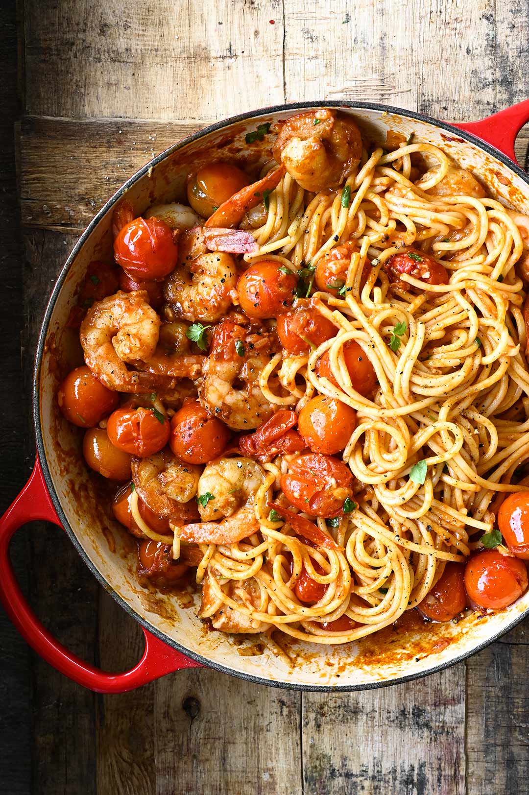 Spaghetti met scampi&amp;#39;s in een pikante tomatensaus - Serving dumplings