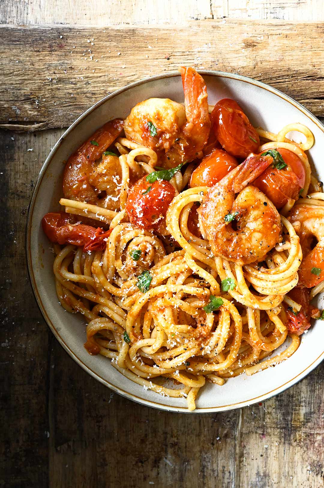 Spaghetti met scampi's in een pikante tomatensaus 