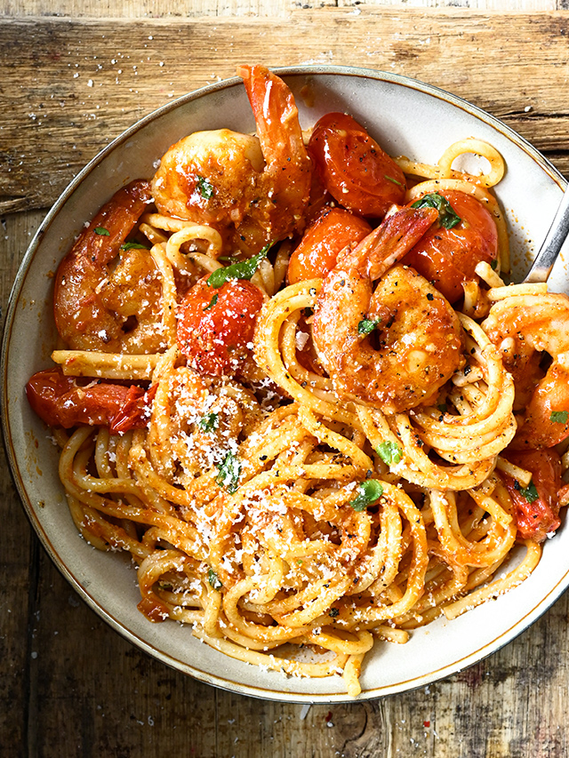 Spaghetti met scampi’s in een pikante tomatensaus