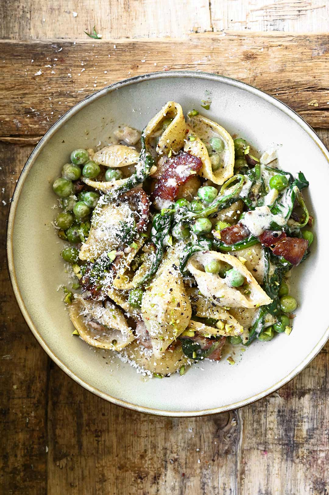 Pasta in een romige witte wijnsaus met spekjes