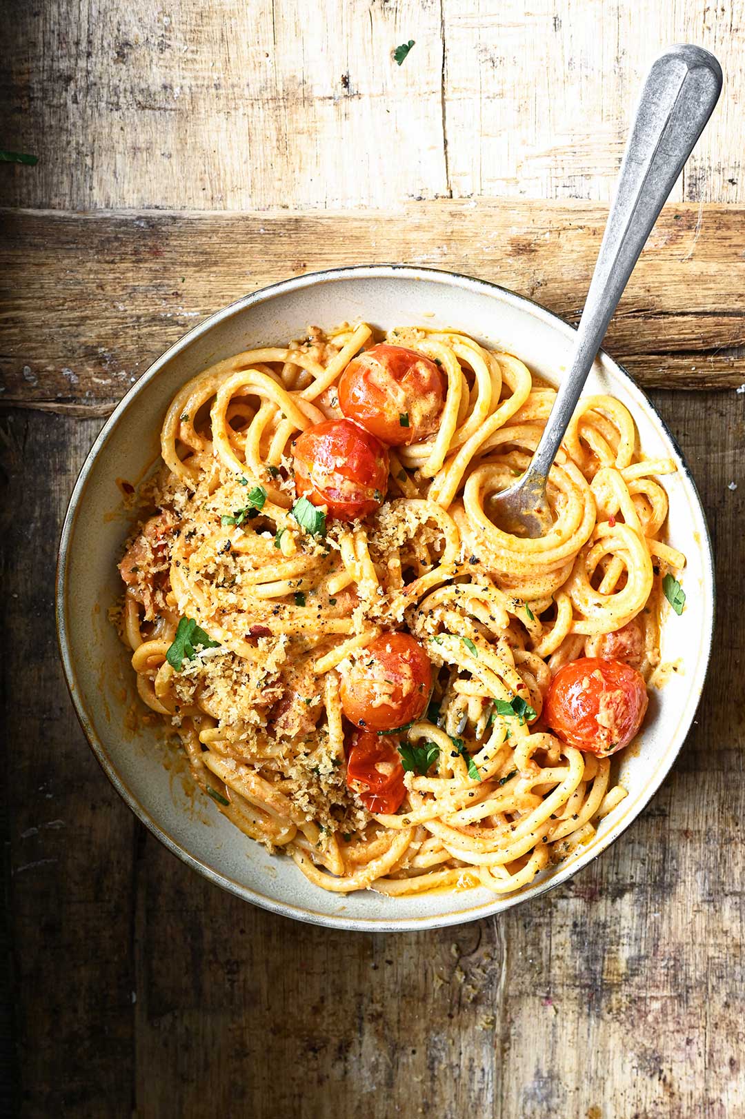 serving dumplings | Spaghetti z kremowym sosem pomidorowym