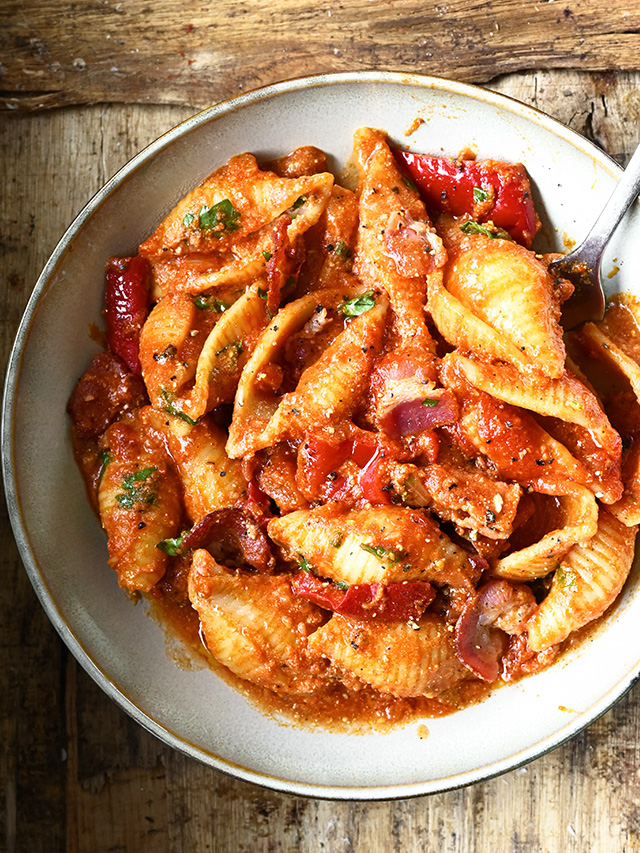 BBQ pasta met spekjes en geroosterde paprika