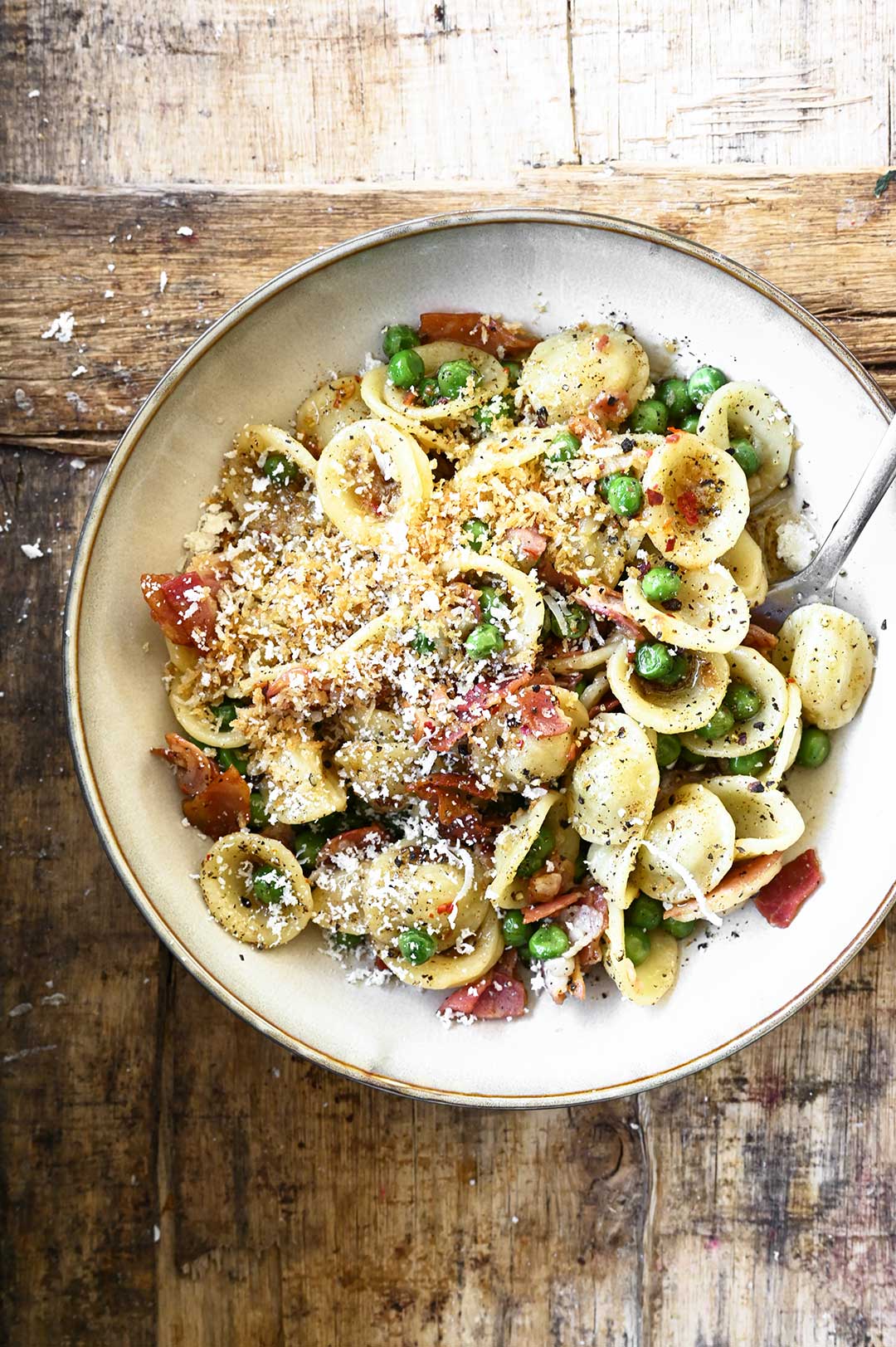 Orecchiette z boczkiem i zielonym groszkiem