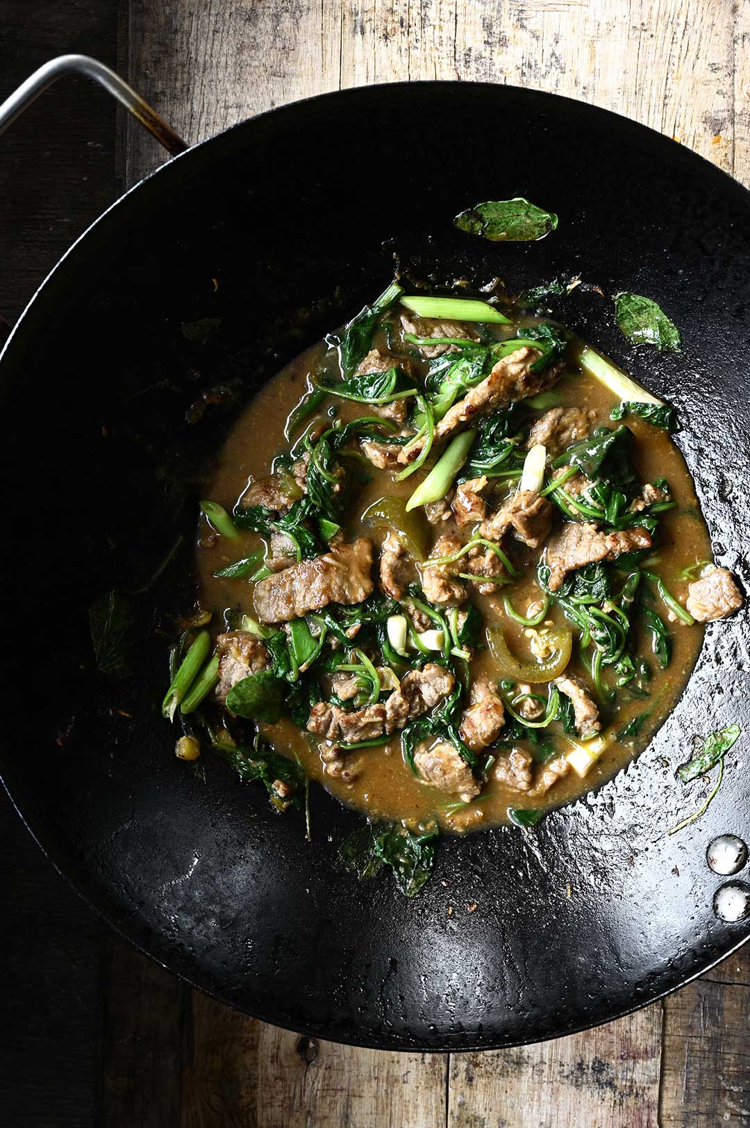 Spicy wok met runderreepjes en spinazie