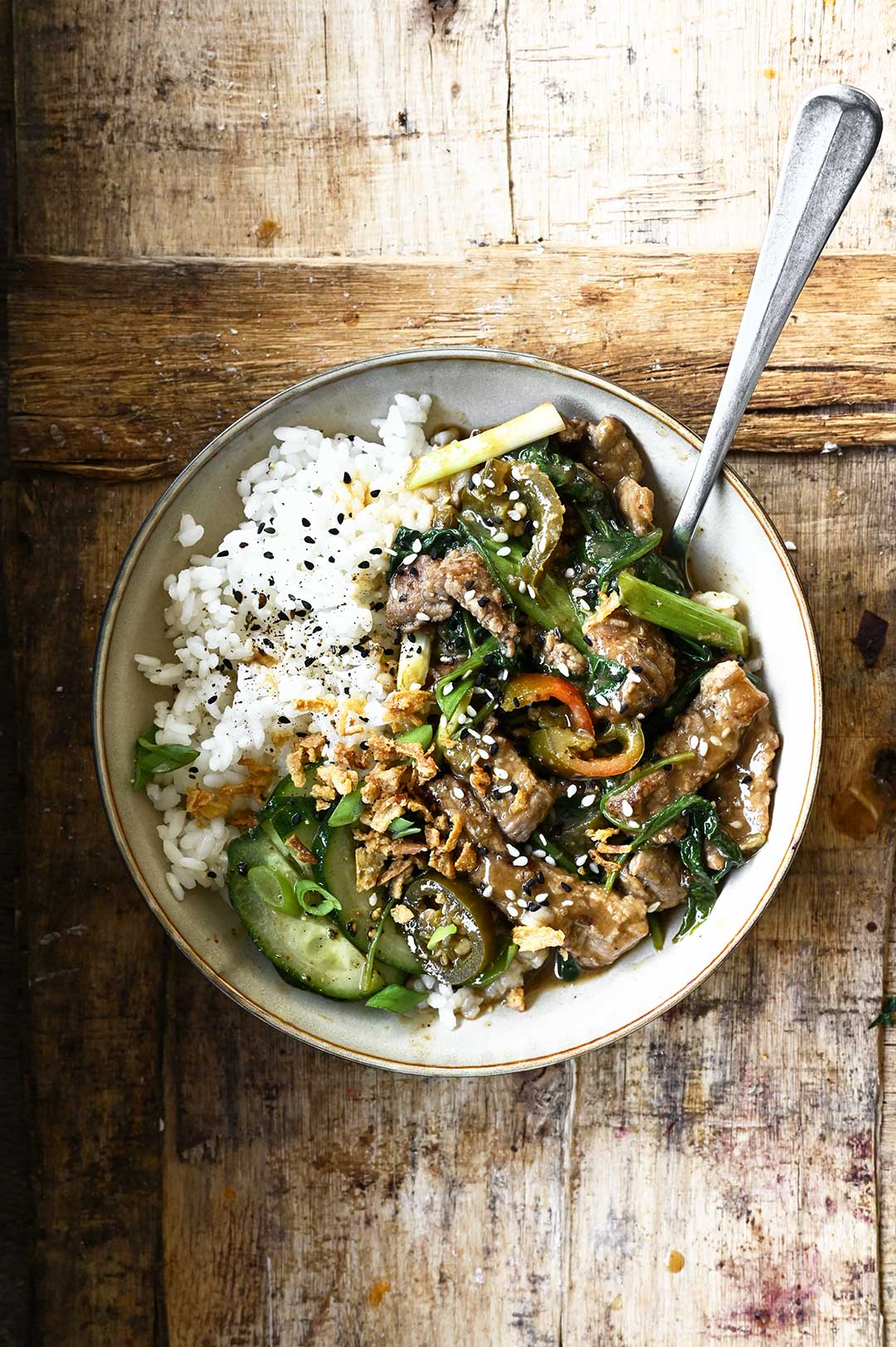 serving dumplings | Pikantny stir-fry z wołowiną i szpinakiem