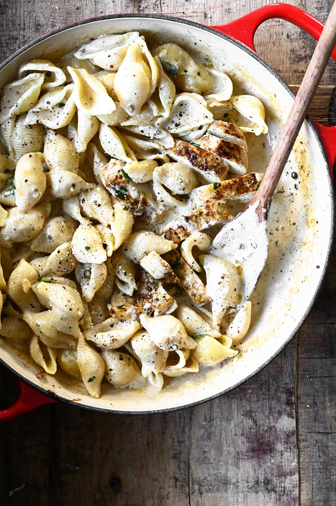 Pasta met kip in romige zwarte pepersaus