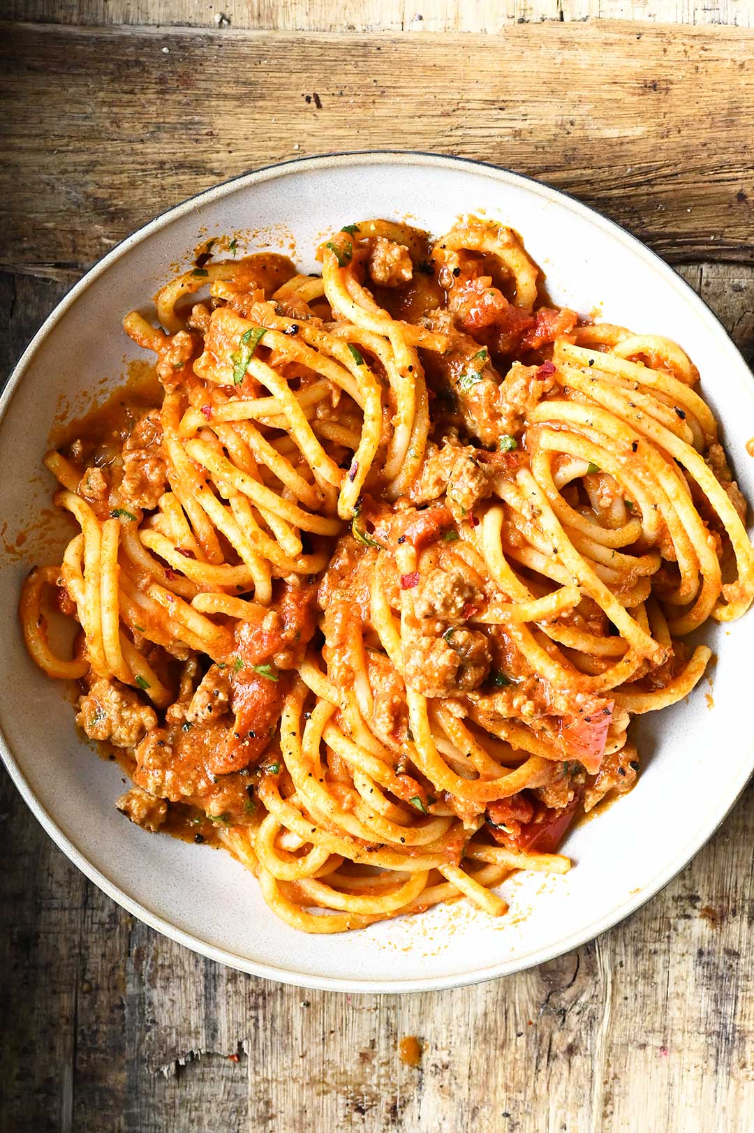 Spaghetti bolognese z czerwonym pesto
