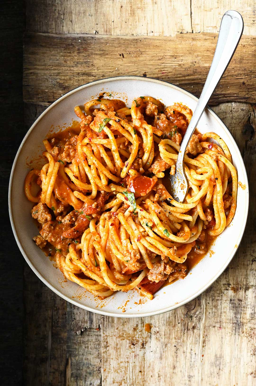 Spaghetti bolognese z czerwonym pesto