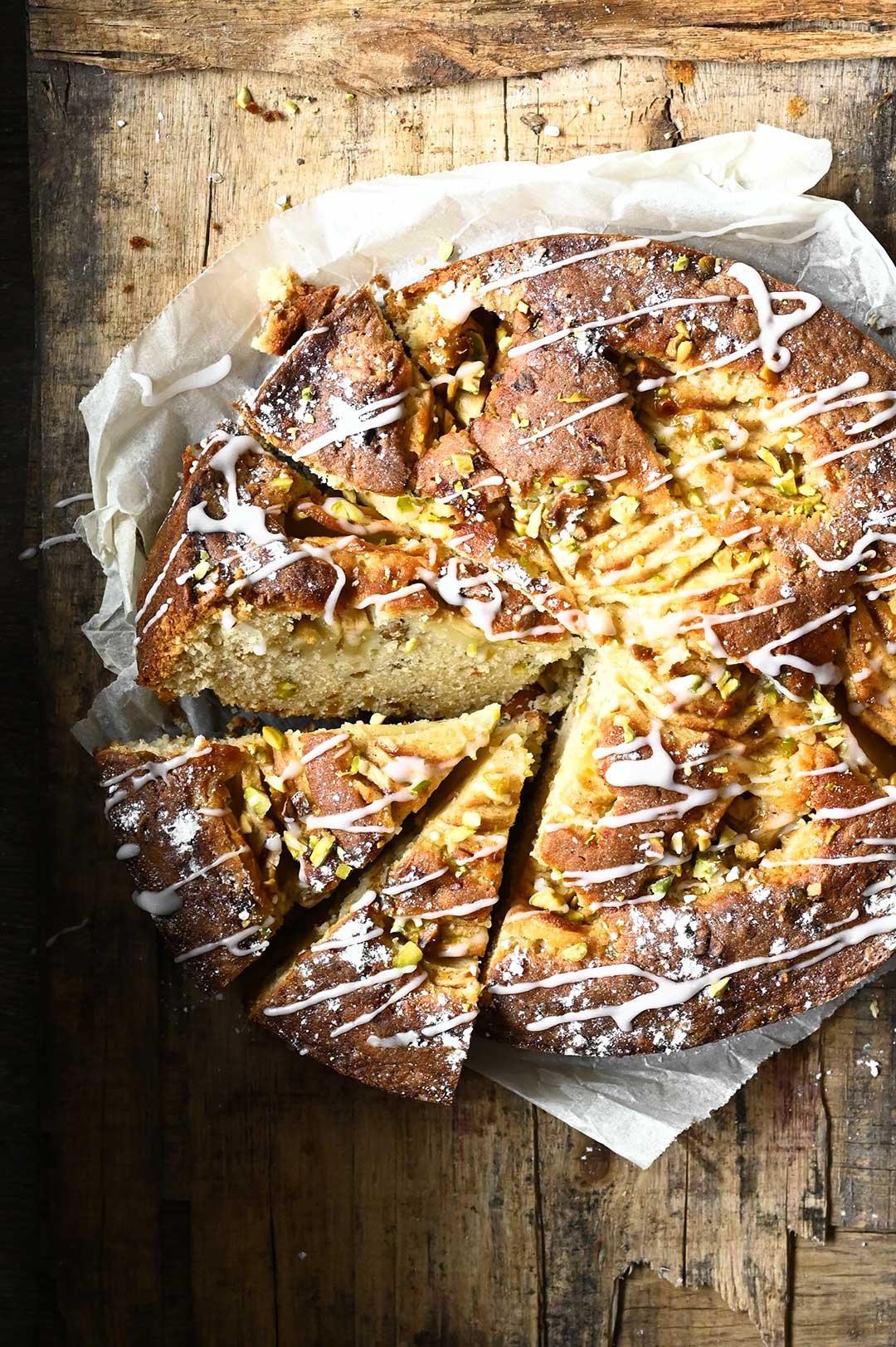 Ciasto jogurtowe z jabłkami i pistacjami 