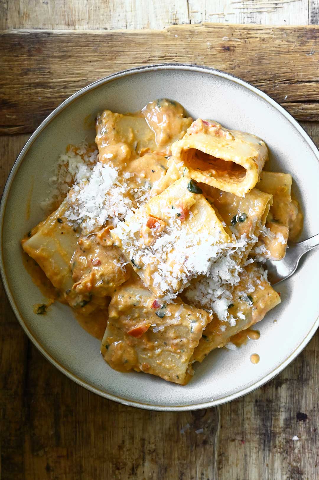 pasta with no-cook spicy tomato sauce