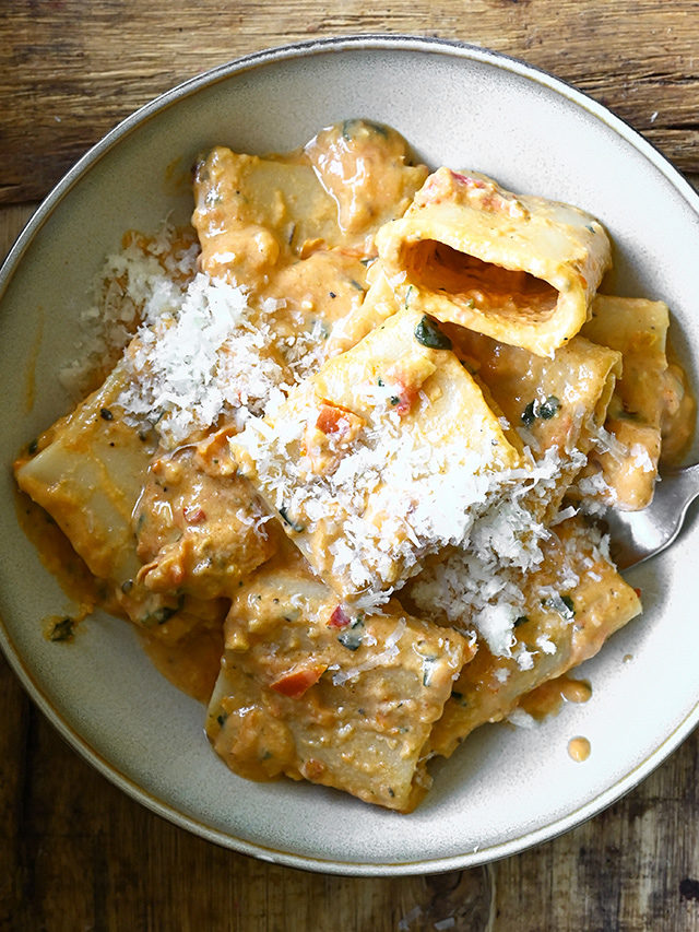 Pasta with No-Cook Spicy Tomato Sauce