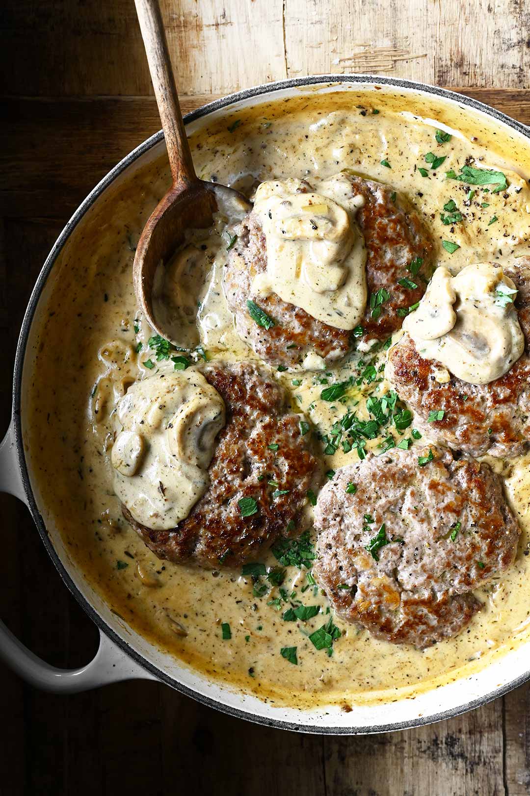 Hamburger steaks met champignonroomsaus