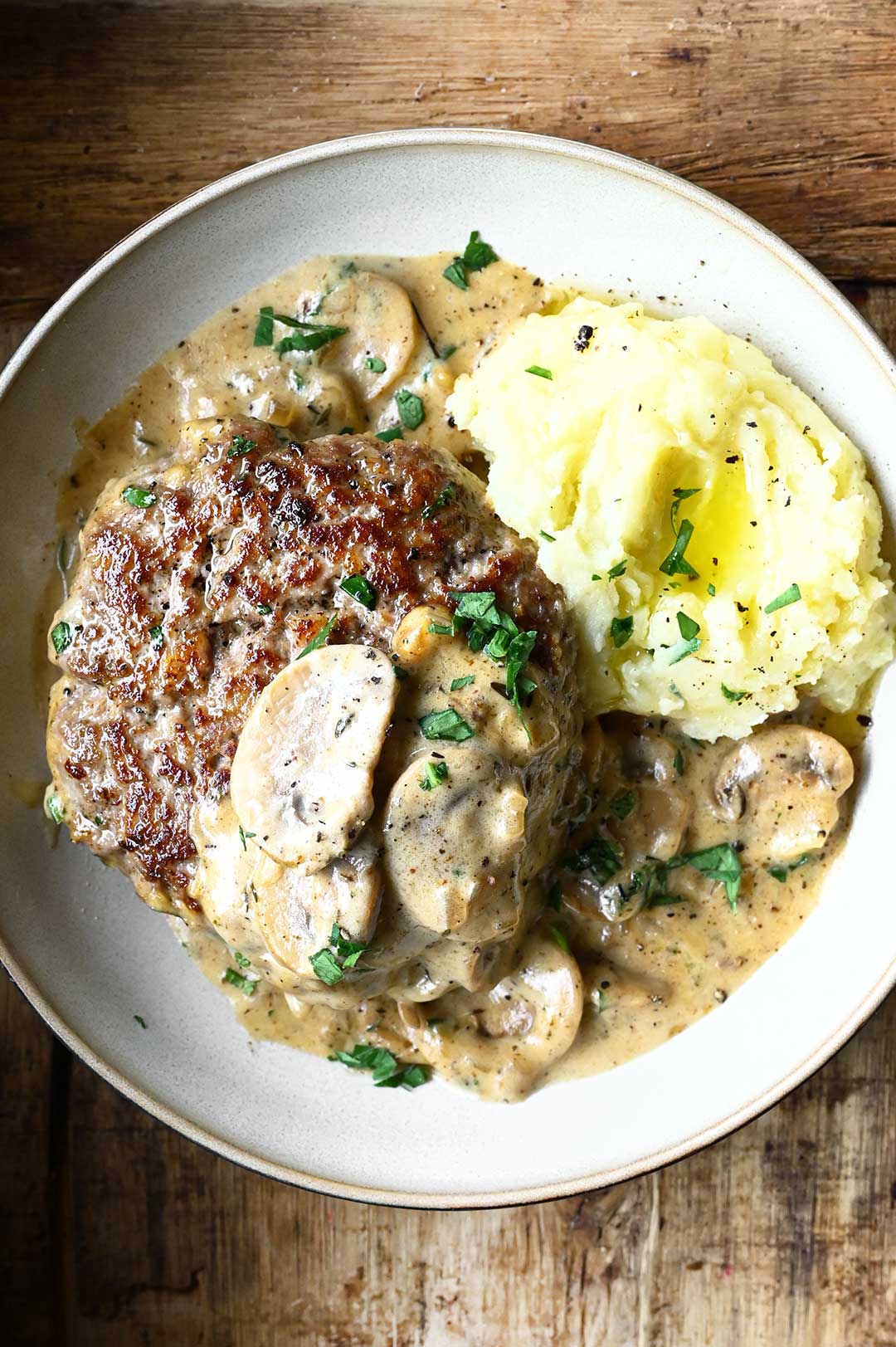 Hamburger steaks met champignonroomsaus