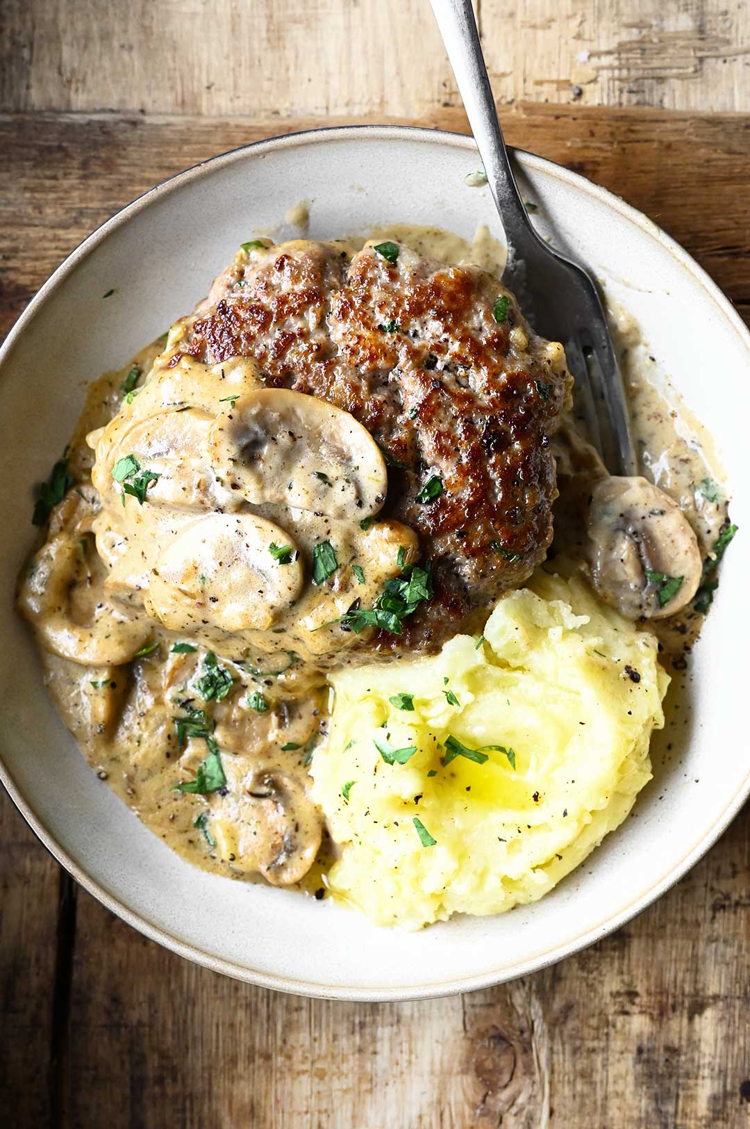 Hamburger steaks met champignonroomsaus
