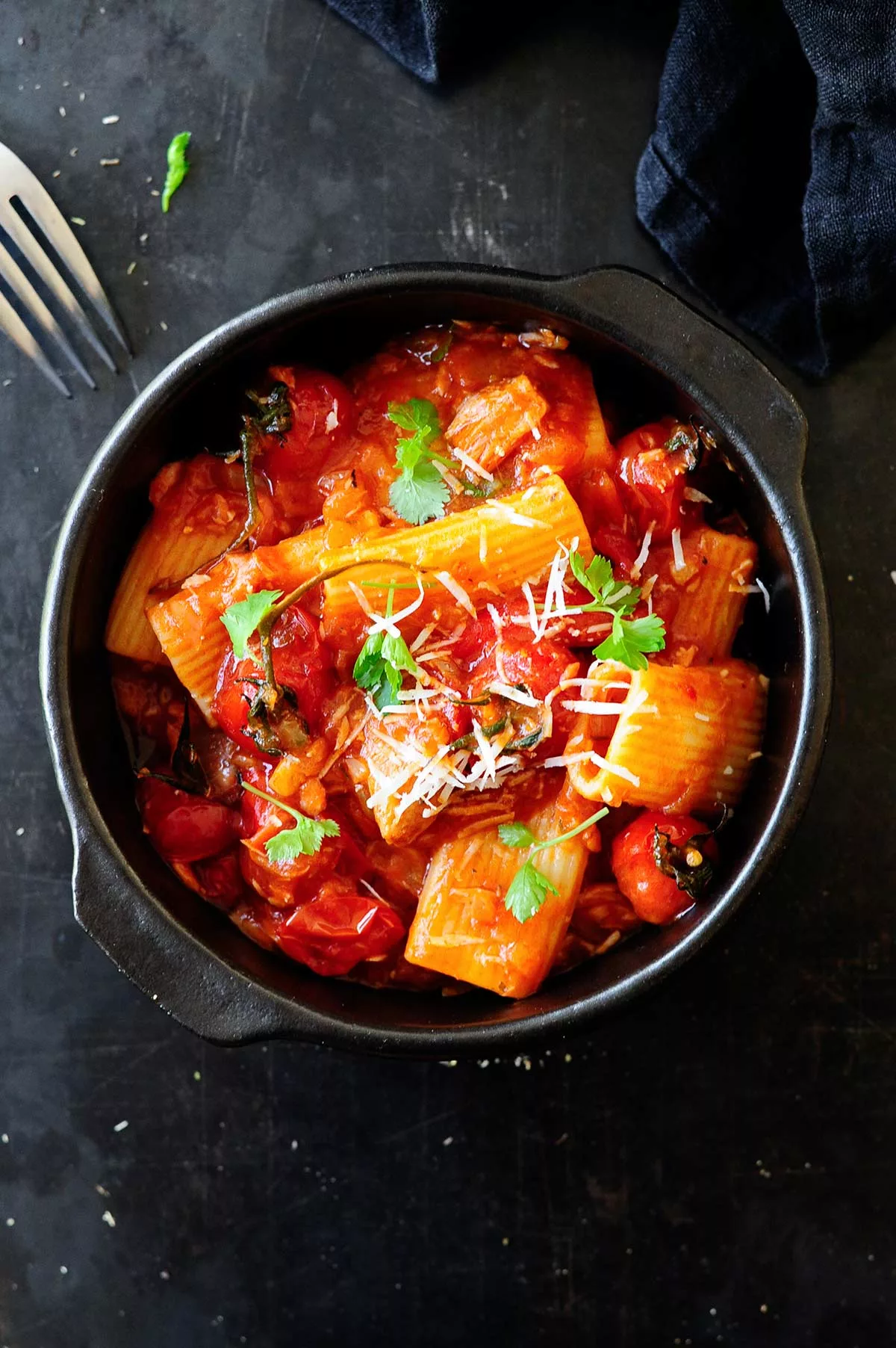 Makaron z pieczoną papryką i tuńczykiem