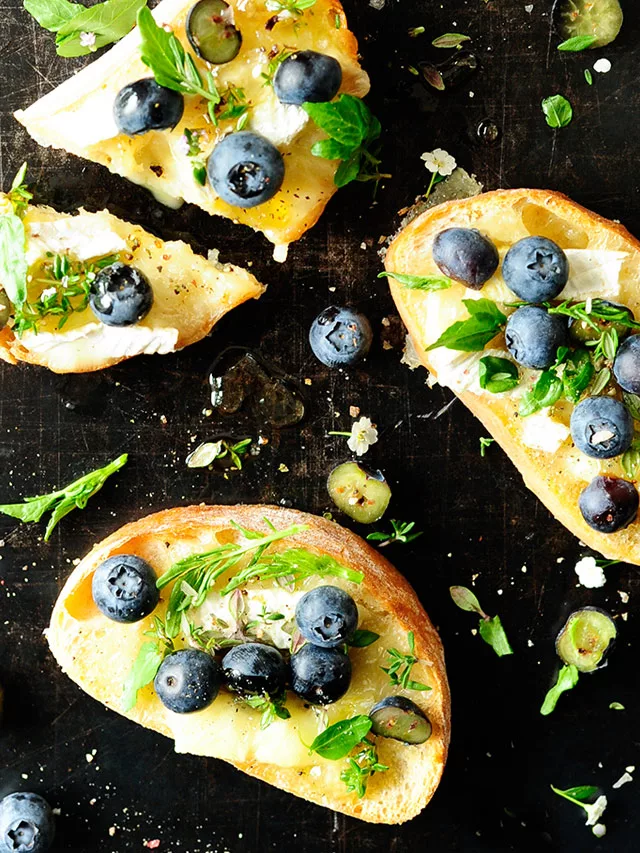 Grzanki z brie i borówkami