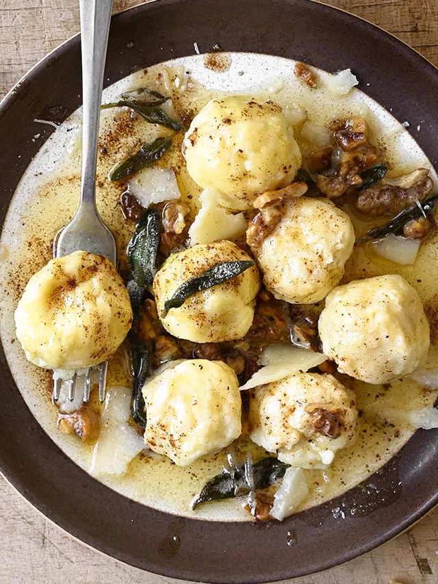 Gnudi z palonym masłem i szałwią