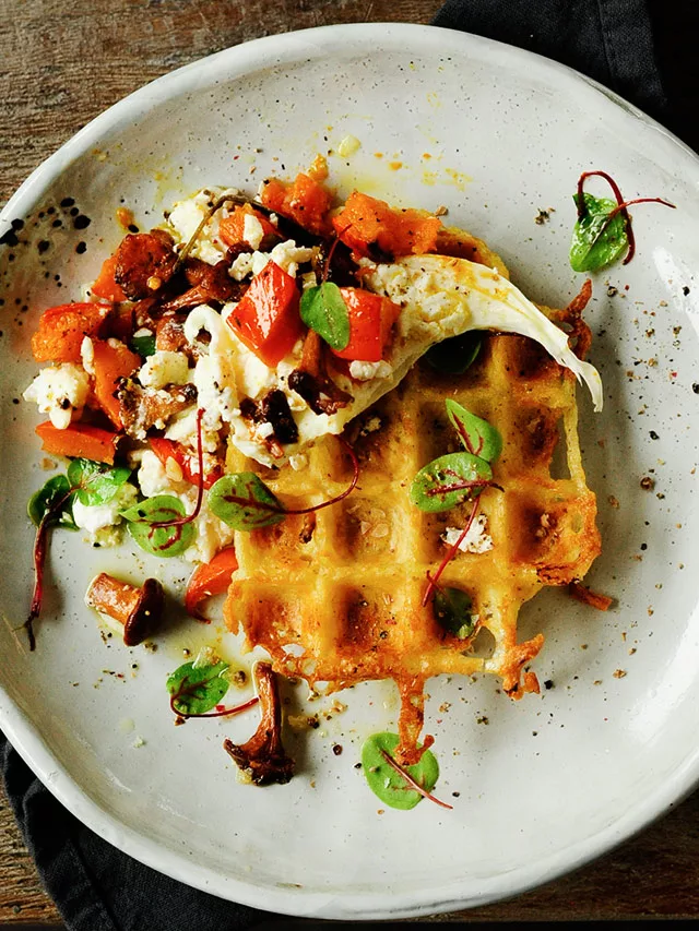 Aardappelwafels met geroosterde pompoen en burrata