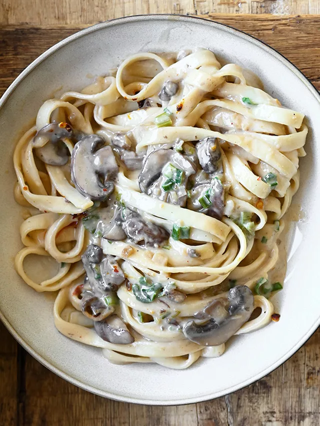 Kremowy makaron udon z miso