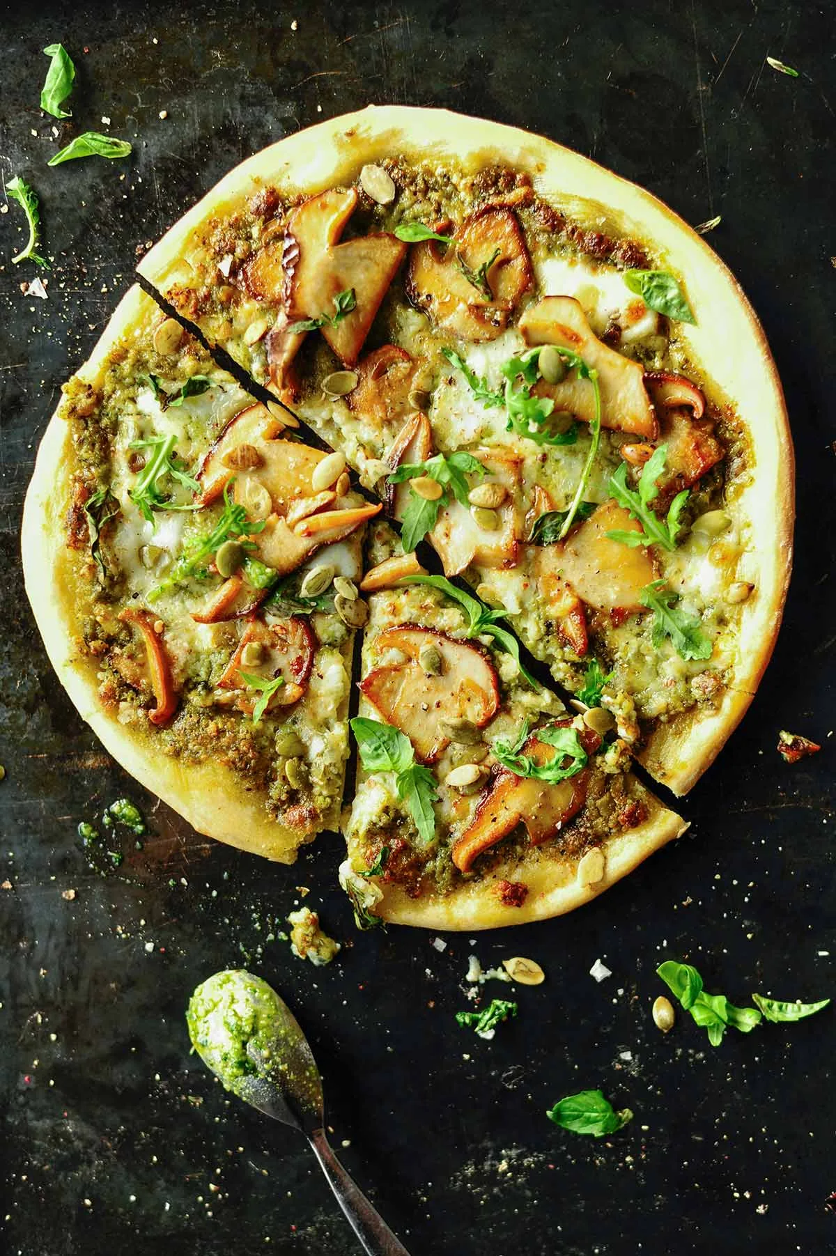 Pesto pizza met eekhoorntjesbrood en burrata