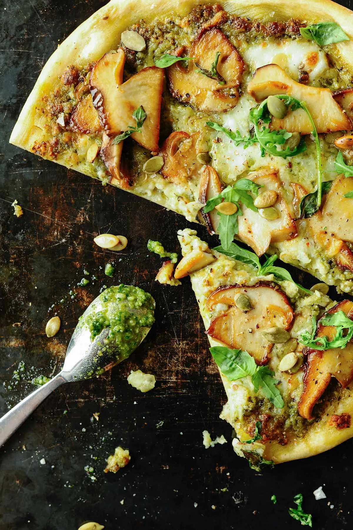 Pesto pizza met eekhoorntjesbrood en burrata