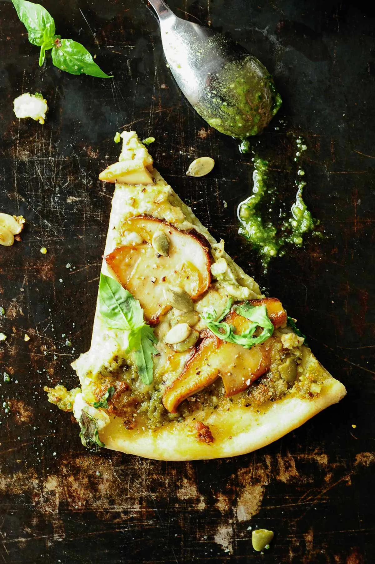 Pesto pizza met eekhoorntjesbrood en burrata