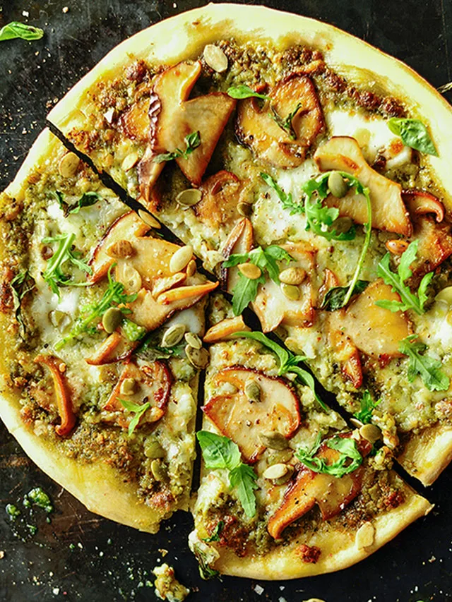 Pesto pizza z grzybami leśnymi i serem burrata